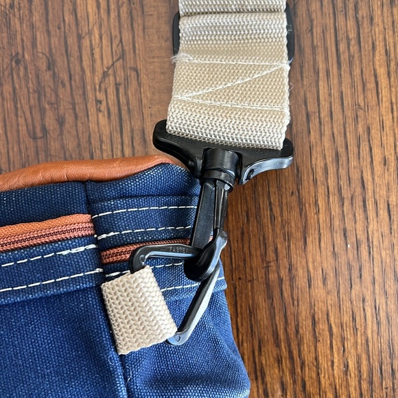 TANNERS CREEK CANVAS HIP BAG FANNY PACK CANVAS AND LEATHER EXCELLENT - Picture 8 of 11